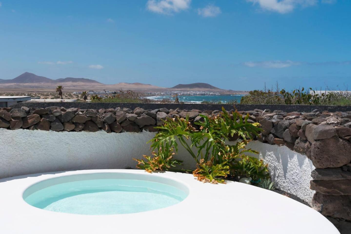 Lanzarote Famara Beach Bungalow Bagian luar foto
