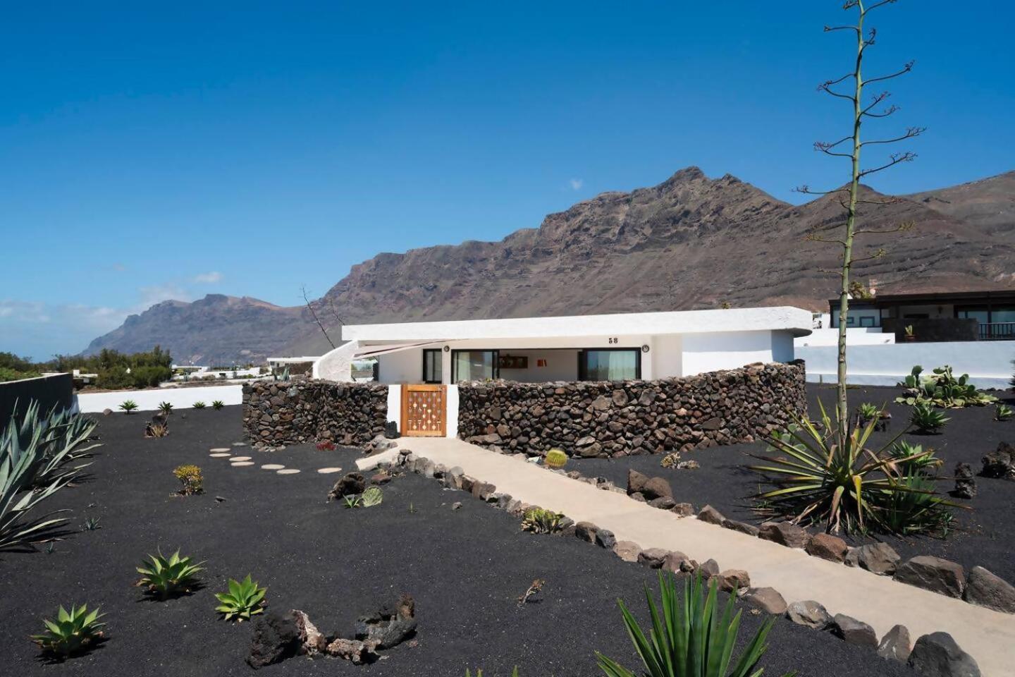 Lanzarote Famara Beach Bungalow Bagian luar foto