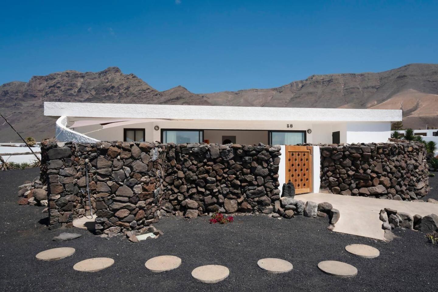 Lanzarote Famara Beach Bungalow Bagian luar foto